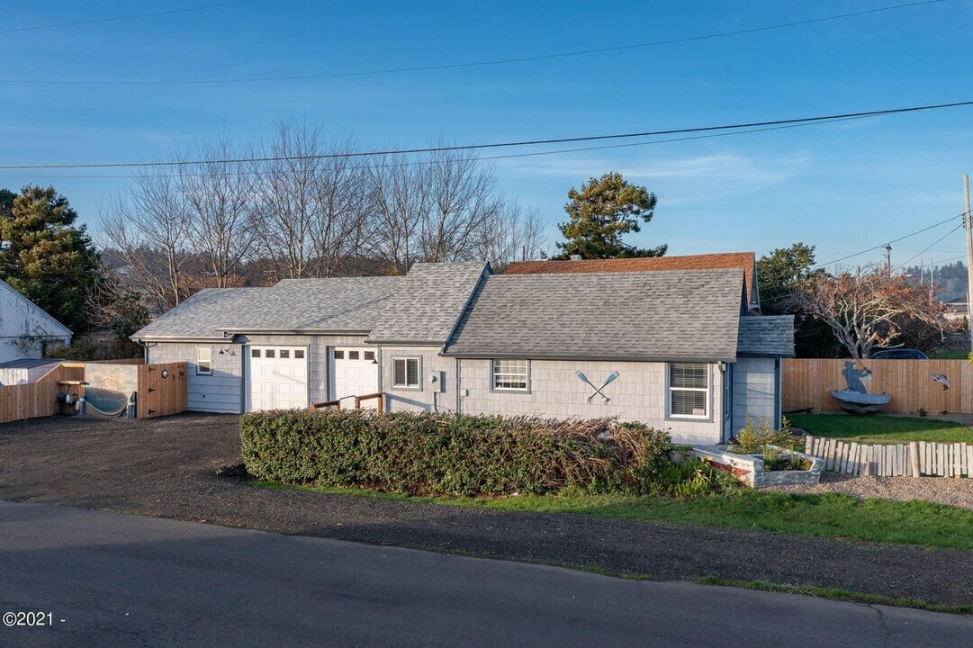 820 NE Broadway St in Waldport, OR - Building Photo