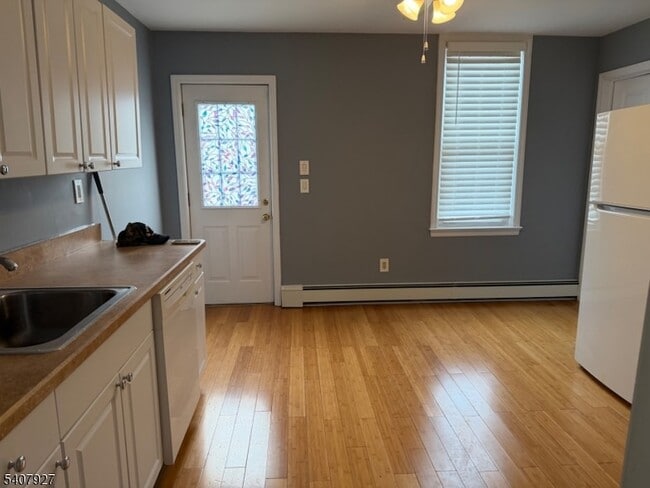 134 E Centre St in Nutley, NJ - Foto de edificio - Building Photo