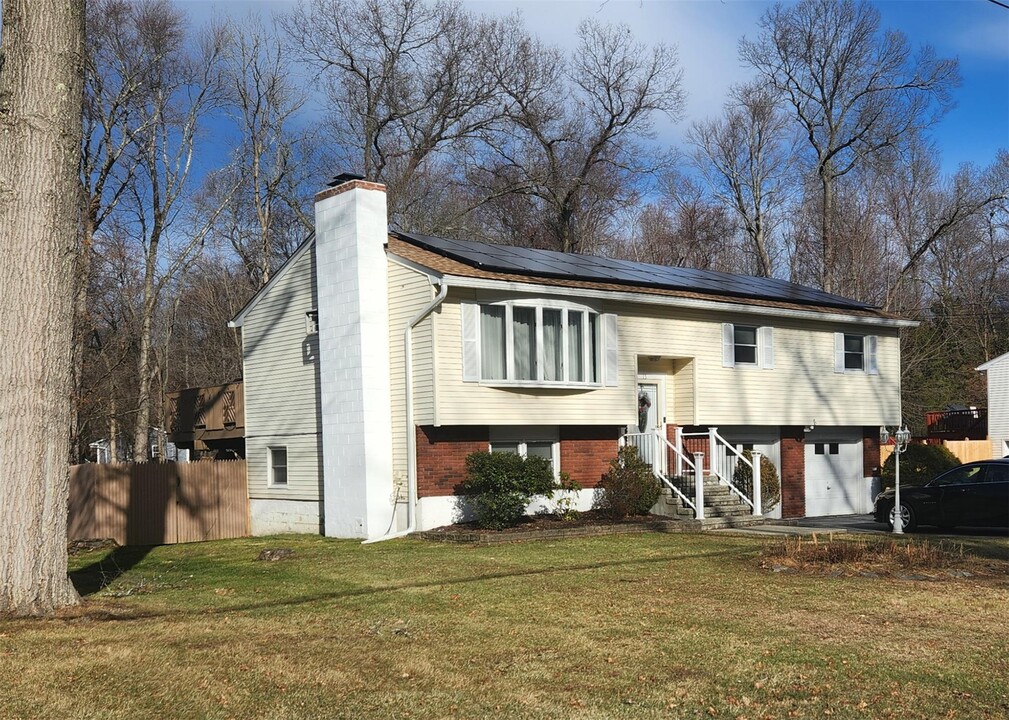 15 Ridgewood Terrace in Poughkeepsie, NY - Building Photo