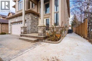 75 Arrowhead Dr in Hamilton, ON - Building Photo