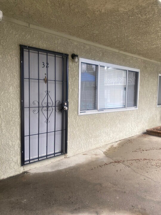 444 E Rowland St in Covina, CA - Building Photo