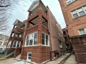 2205 W Iowa St, Unit 3F in Chicago, IL - Building Photo