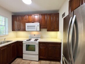 5660 SW 78th St in Miami, FL - Building Photo - Building Photo