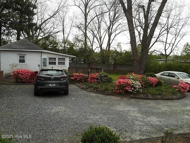 property at 206 N Poplar St