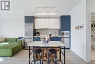 30 Upper Mall Wy in Vaughan, ON - Building Photo - Building Photo