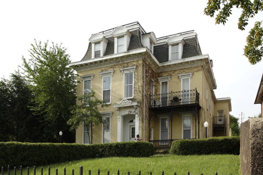 1518 W Market St in Louisville, KY - Foto de edificio