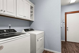 3640 Creek View Dr in Medford, OR - Building Photo - Building Photo