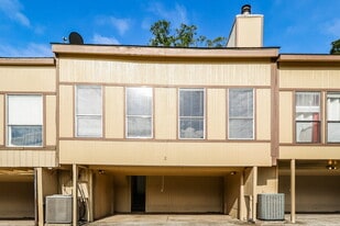 2 Lakeway St in Conroe, TX - Building Photo
