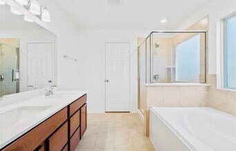 8123 Leisure Pt Dr in Cypress, TX - Foto de edificio - Building Photo