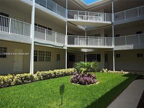 462 Golden Isles Dr in Hallandale Beach, FL - Building Photo - Building Photo