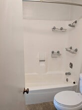 7500 Parkway Dr, Unit 203 in La Mesa, CA - Building Photo - Building Photo