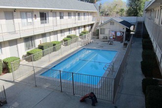 Columbia Courtyard in Hemet, CA - Foto de edificio - Building Photo