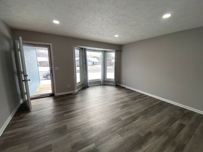 2147 Countrywood Dr SE in Kentwood, MI - Building Photo - Building Photo