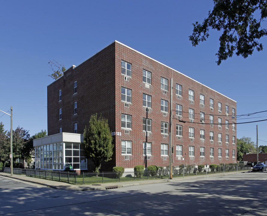 Colonna House in Hempstead, NY - Building Photo