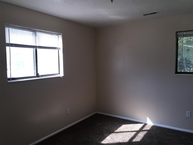 947 Canyon Rd in Ogden, UT - Foto de edificio - Building Photo