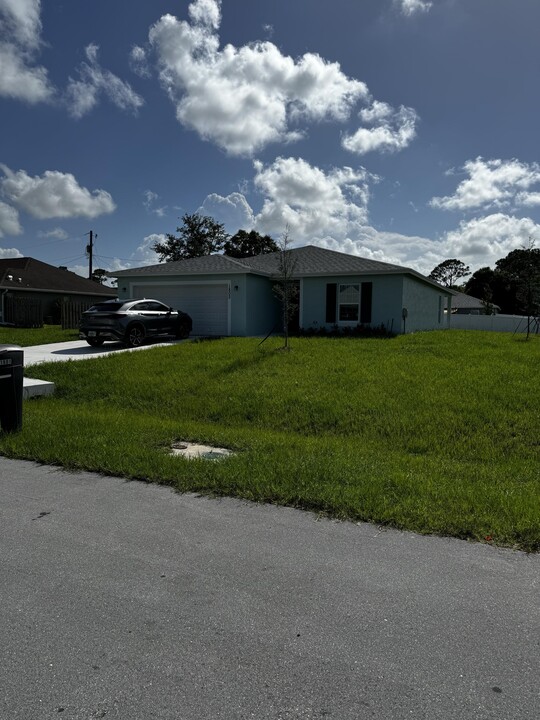 1802 SW Davis St in Port St. Lucie, FL - Building Photo