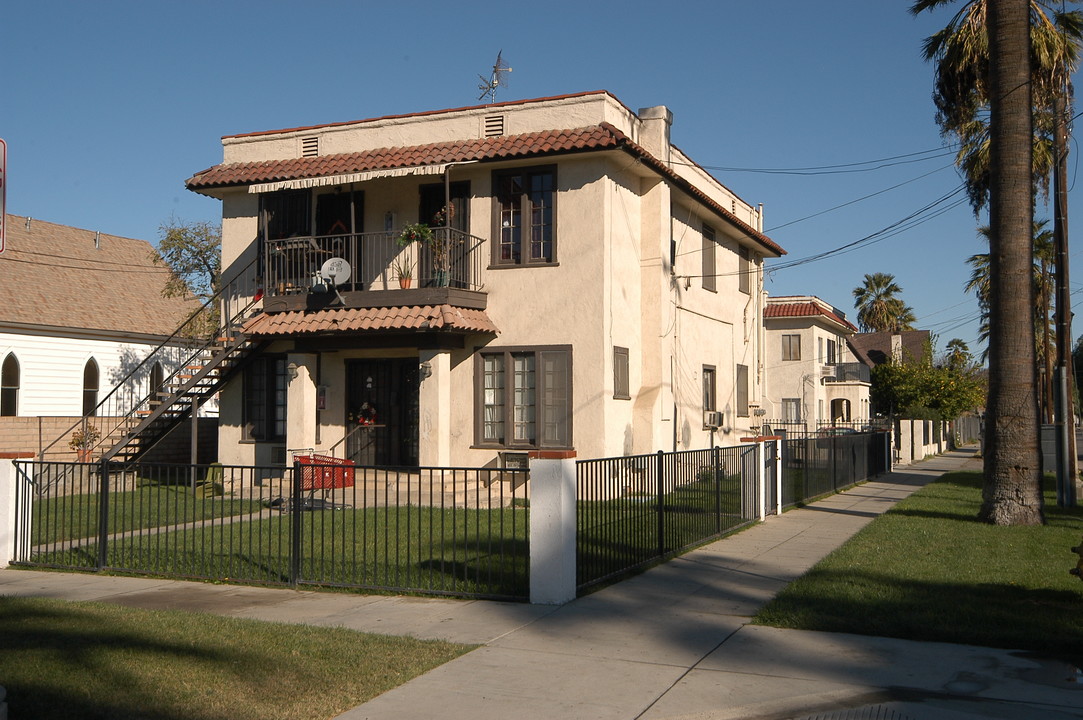 2909 2911, 2913, 2915 6th St in Riverside, CA - Building Photo