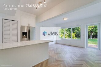 1615 Bay Dr in Miami Beach, FL - Building Photo - Building Photo