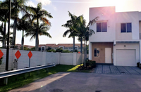 7210 NW 103rd Path in Doral, FL - Foto de edificio - Building Photo