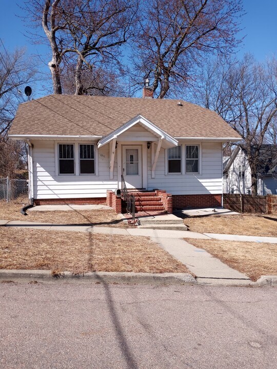 1911 S Newton St in Sioux City, IA - Building Photo