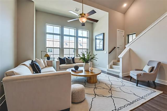 1044 Manacor Ln in Dallas, TX - Building Photo