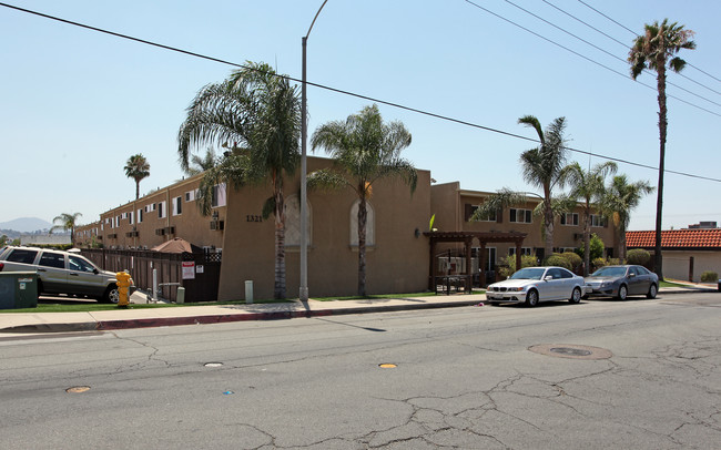 Casa Bonita in El Cajon, CA - Foto de edificio - Building Photo