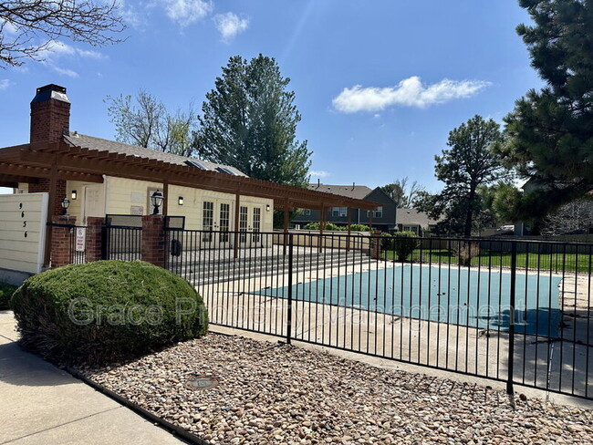 9616 W Chatfield Ave in Littleton, CO - Foto de edificio - Building Photo