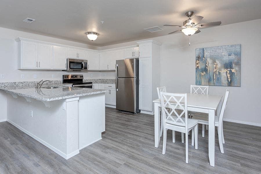 CORNERSTONE COURT APARTMENT HOMES in Waterford, WI - Foto de edificio