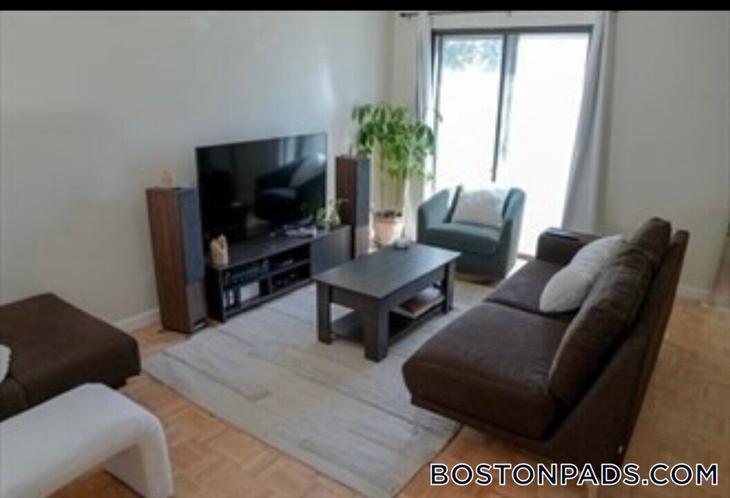 34 Village Hill Ln in Natick, MA - Building Photo