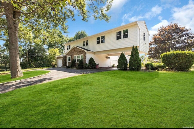 370 Blue Point Rd in Farmingville, NY - Building Photo - Building Photo