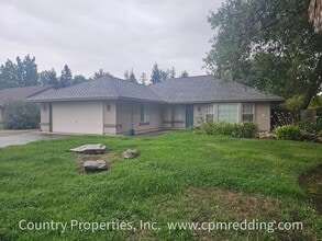 2323 Castlewood Dr in Redding, CA - Building Photo - Building Photo