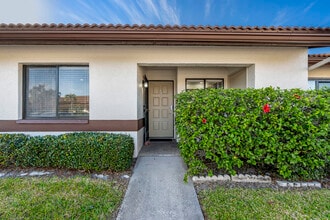 7360 Ulmerton Rd in Largo, FL - Foto de edificio - Building Photo