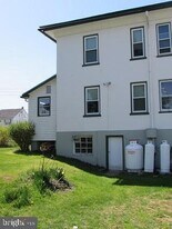 33 N Kinzer Rd in Kinzers, PA - Building Photo