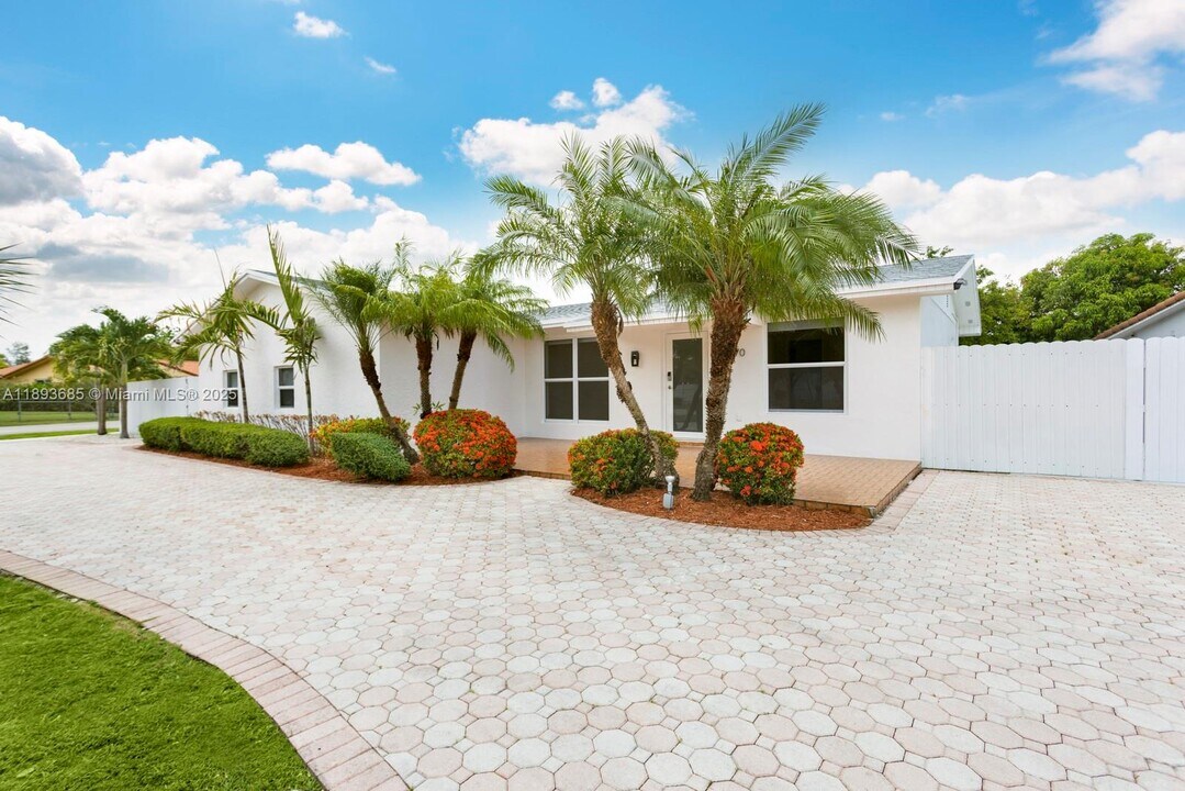 10770 SW 26th St in Miami, FL - Building Photo