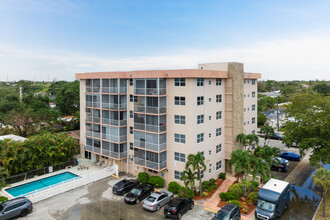 Dixiana Condominiums in Hollywood, FL - Building Photo - Building Photo