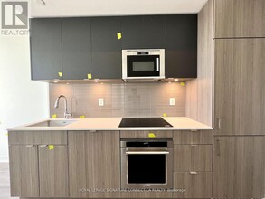 220-220 Missinnihe Way in Mississauga, ON - Building Photo - Building Photo