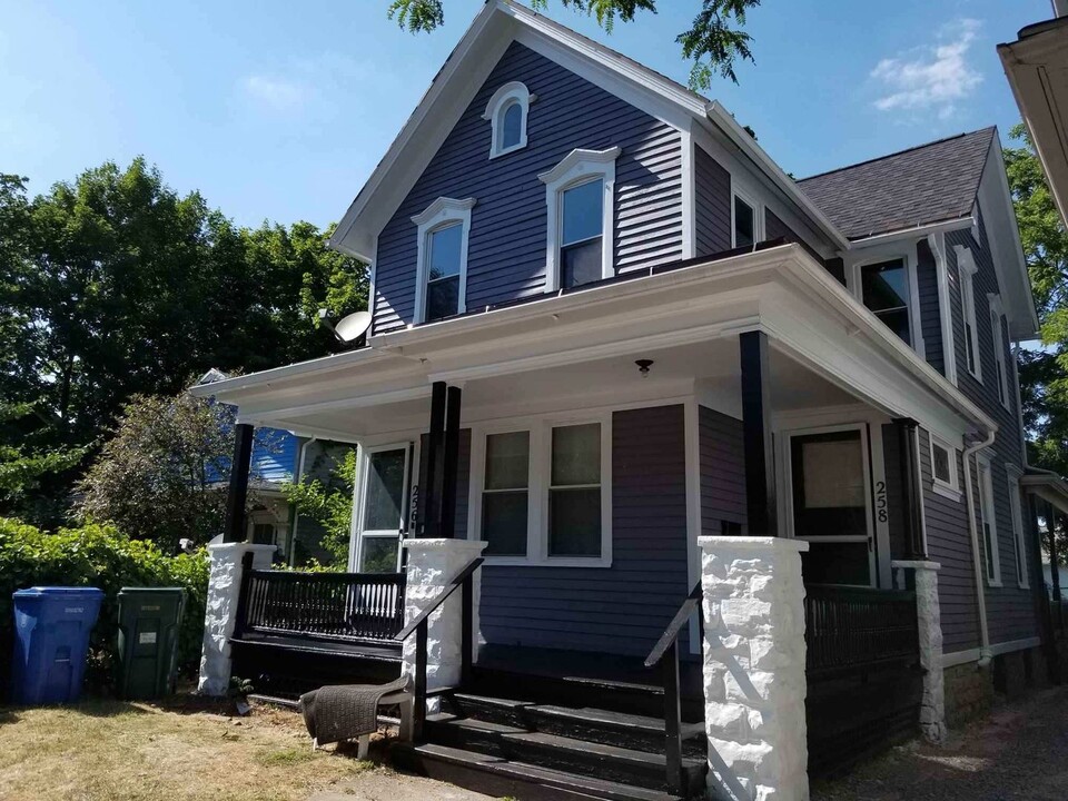 256-258-258 Gregory St in Rochester, NY - Foto de edificio