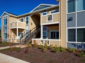 The Landing Apartments and Townhomes in Oregon City, OR - Building Photo - Building Photo