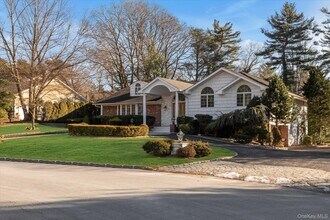 200 Hummingbird Dr in Roslyn, NY - Building Photo - Building Photo