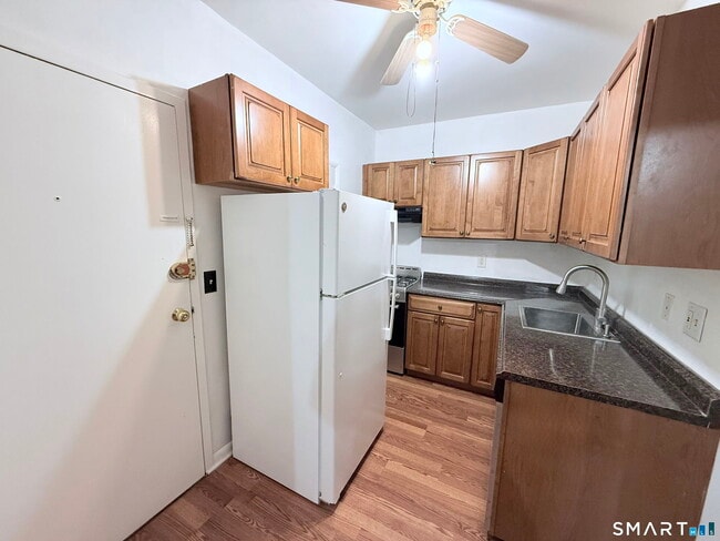 140 Woodside Green in Stamford, CT - Building Photo - Building Photo