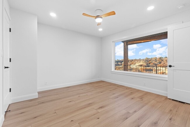 2460 Dimple Dell Rd in Sandy, UT - Building Photo - Building Photo