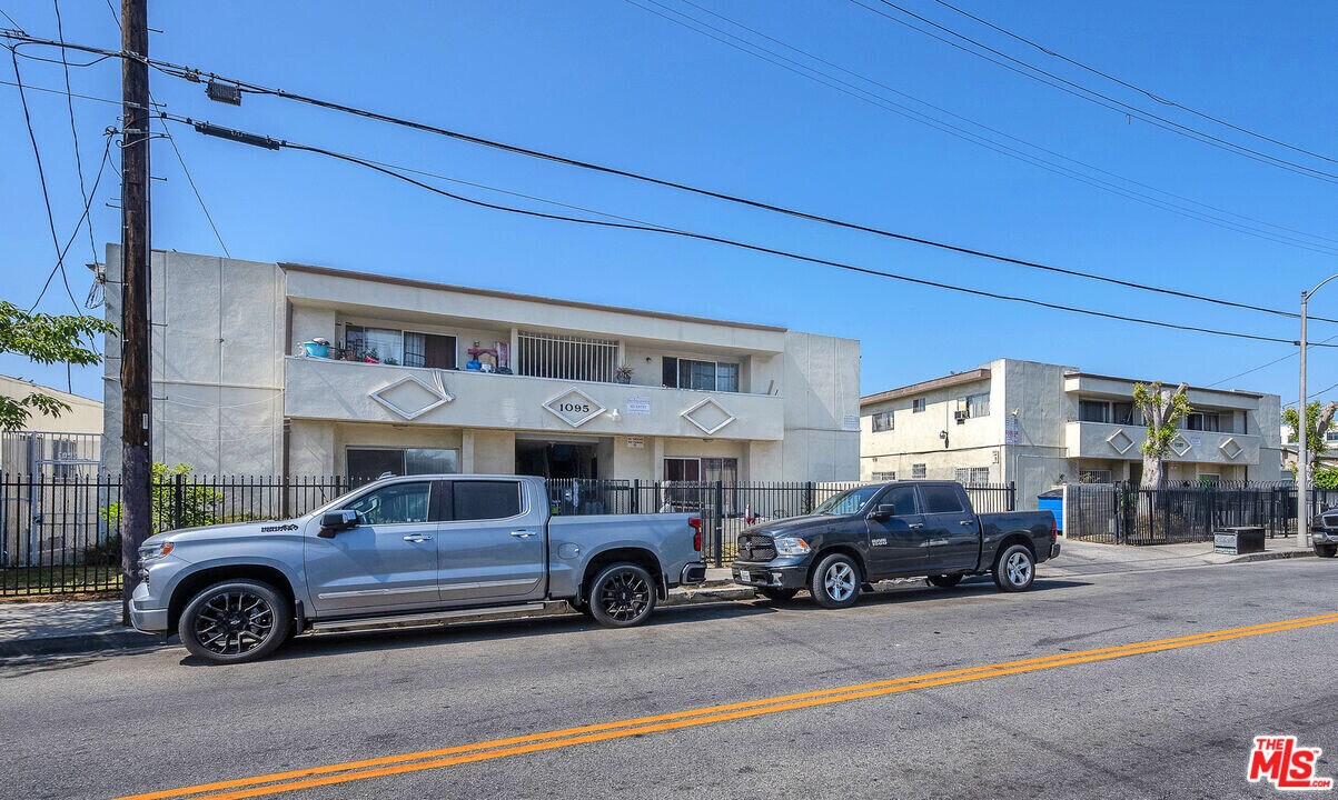 1095 W 39th St in Los Angeles, CA - Building Photo