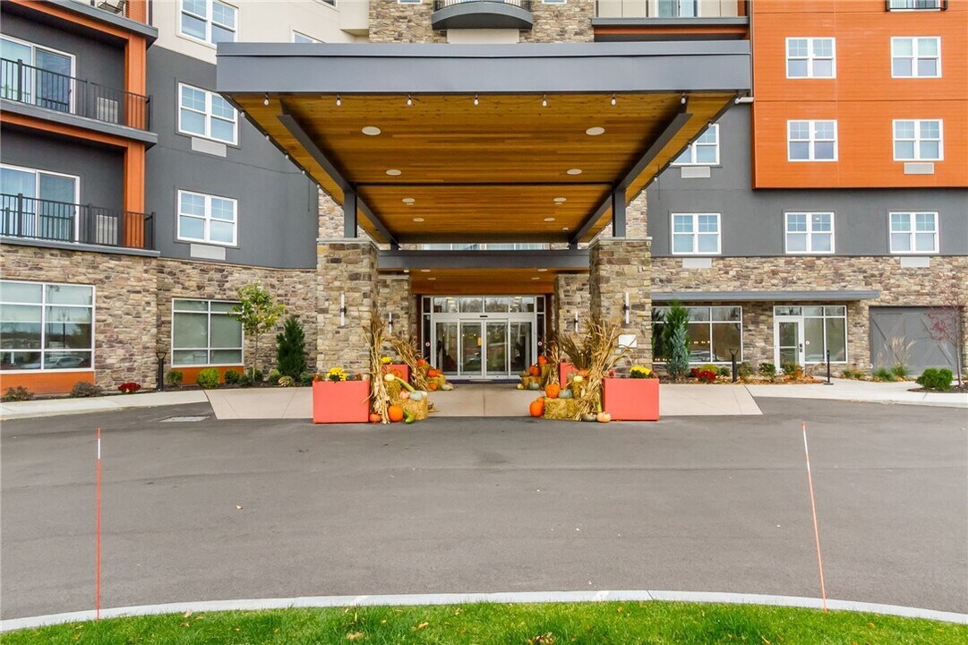 205 Lakeshore Dr in Canandaigua, NY - Building Photo