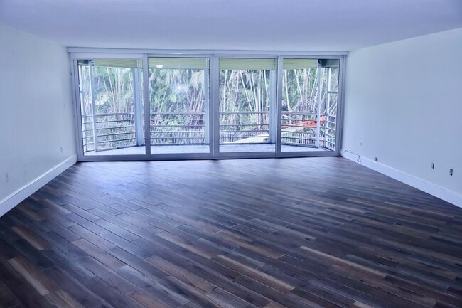 1351 NE 191st St, Unit #E217 in Miami, FL - Foto de edificio - Building Photo