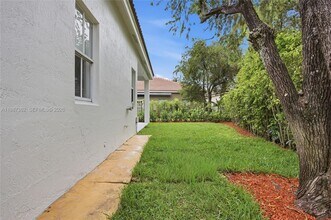 1039 Bluewood Terrace in Weston, FL - Building Photo - Building Photo