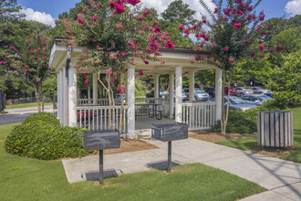 Galleria Manor Senior Apartments in Smyrna, GA - Foto de edificio - Building Photo