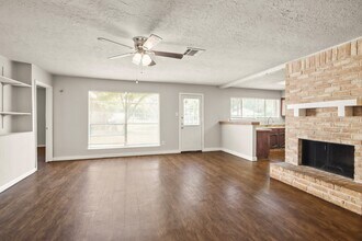 9806 Tassel Brook Dr in Houston, TX - Building Photo - Building Photo