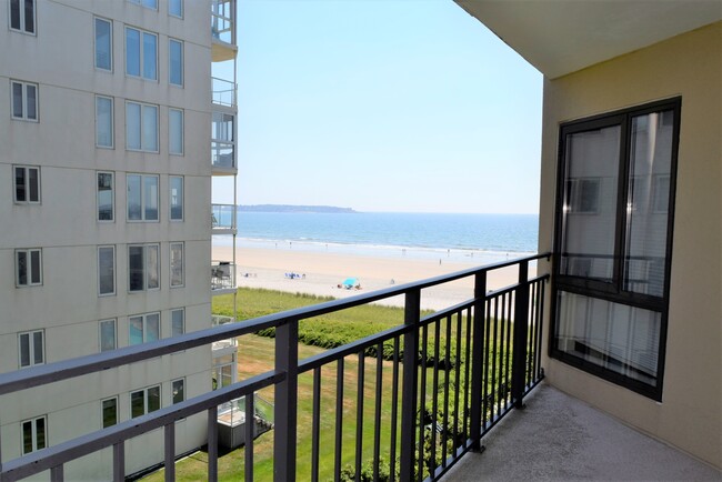 205 E Grand Ave, Unit 3B in Old Orchard Beach, ME - Foto de edificio - Building Photo