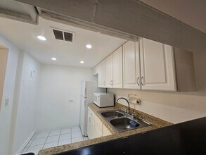 3730 Inverrary Dr in Lauderhill, FL - Foto de edificio - Building Photo