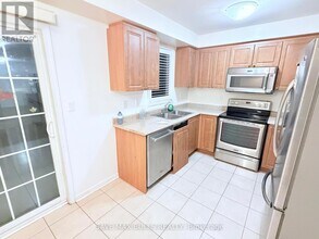 37 Magpie Way in Whitby, ON - Building Photo - Building Photo